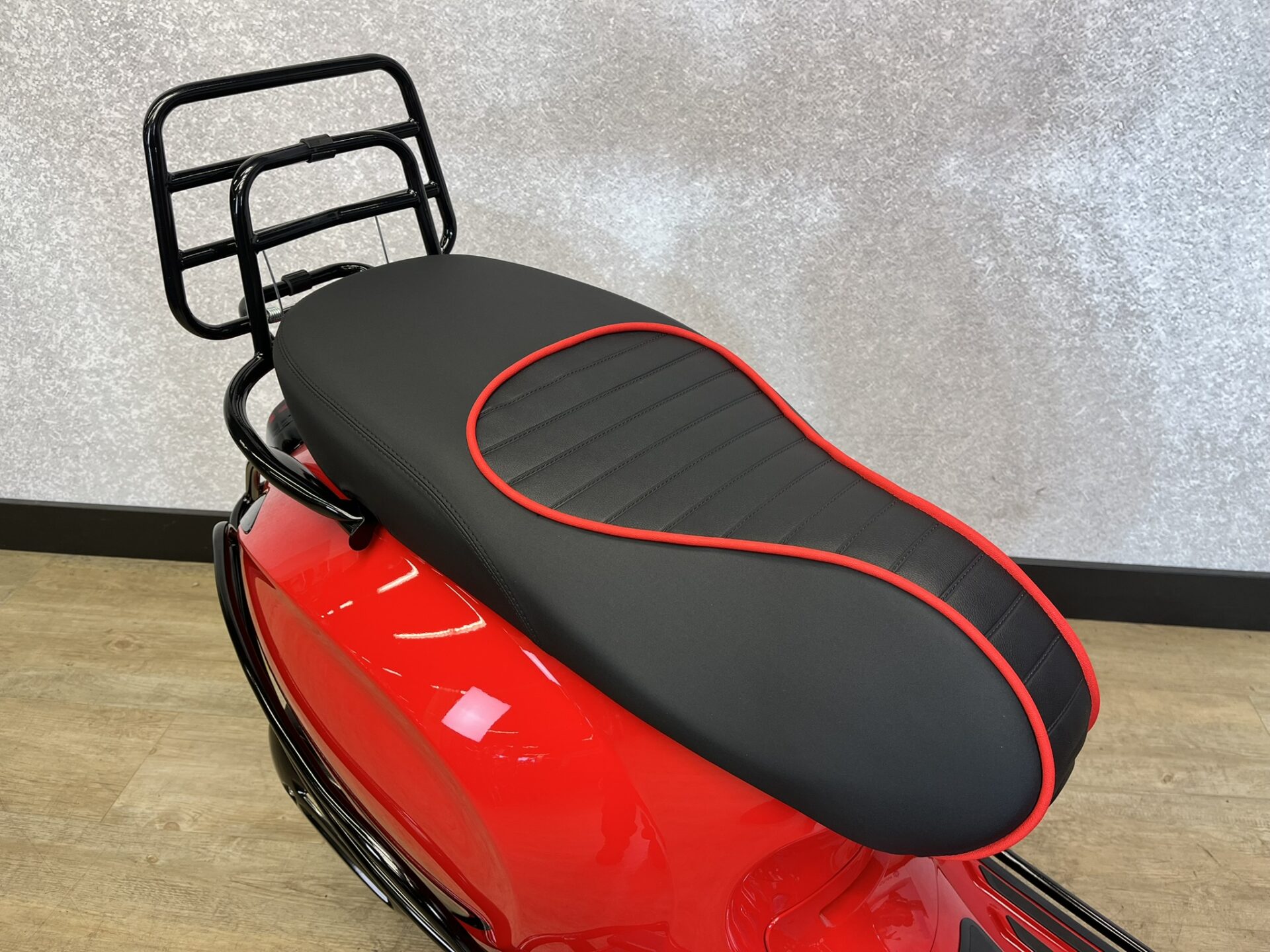 Vespa Primavera 45 km/h Rood 2026 NIEUW! - Afbeelding 7