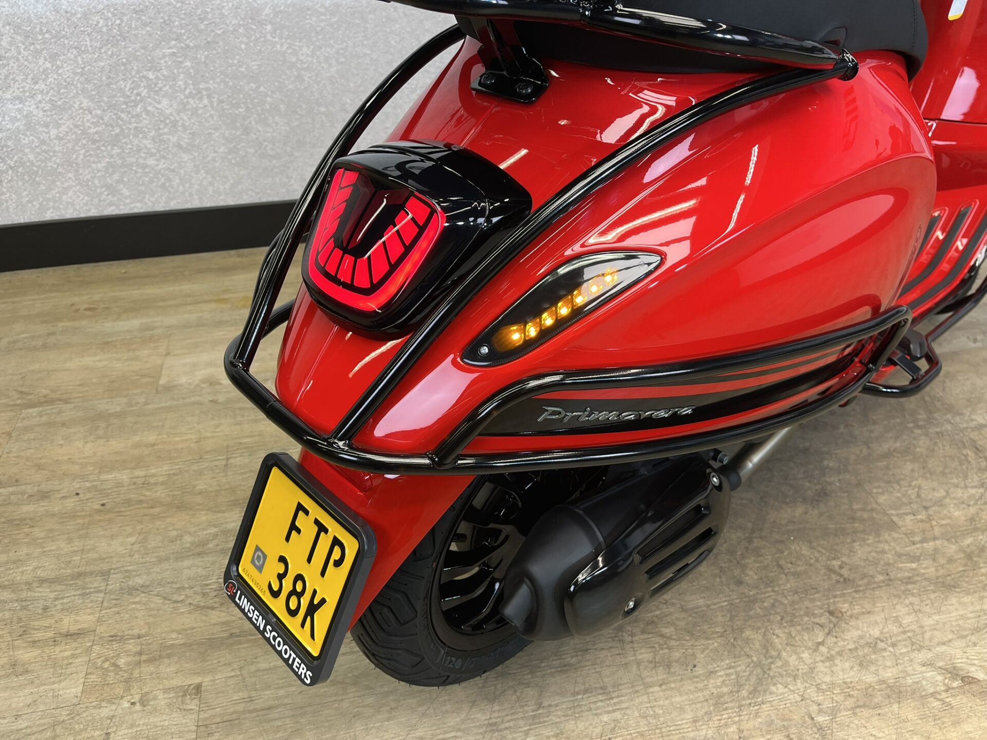 Vespa Primavera 45 km/h Rood 2026 NIEUW! - Afbeelding 12