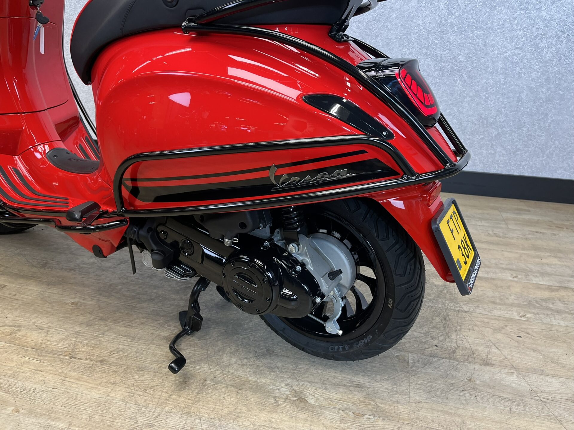 Vespa Primavera 45 km/h Rood 2026 NIEUW! - Afbeelding 13