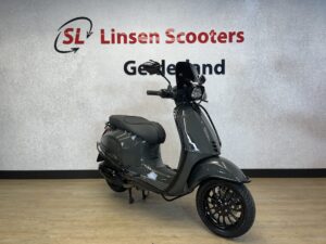 Vespa Sprint Custom 45 km/h Ferrari Grijs 2026 NIEUW!